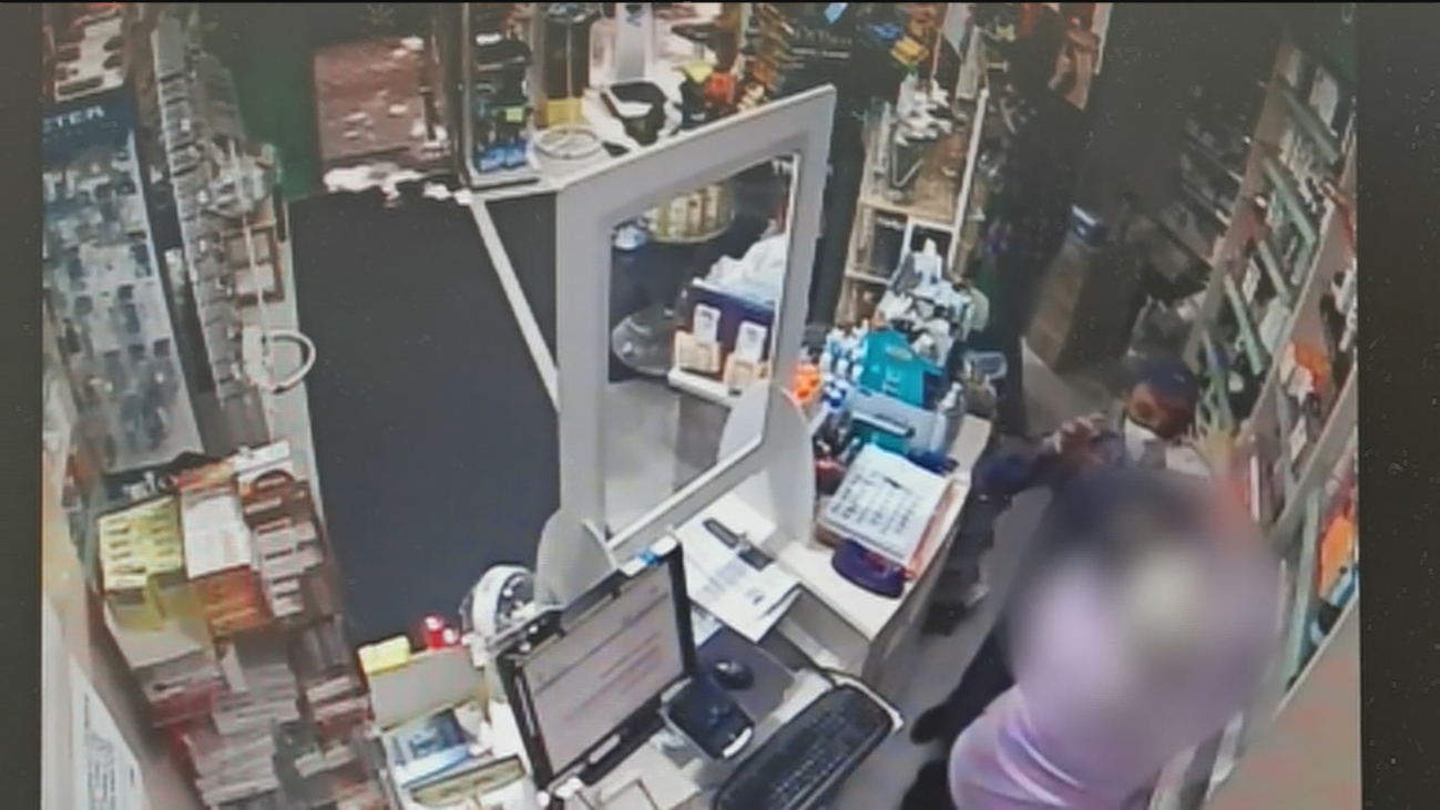 Detenidos dos hombres por un atraco a punta de pistola en una farmacia de Madrid