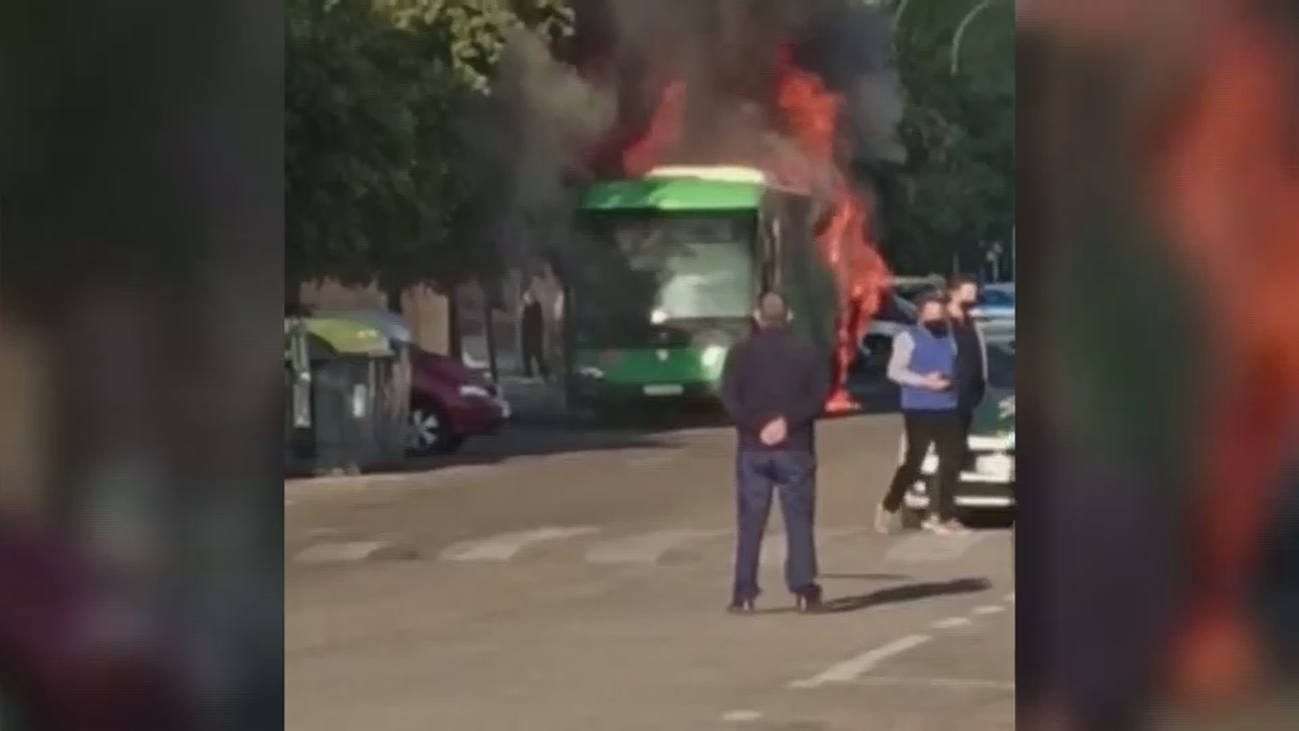 Arde un autobús interurbano en Humanes sin heridos