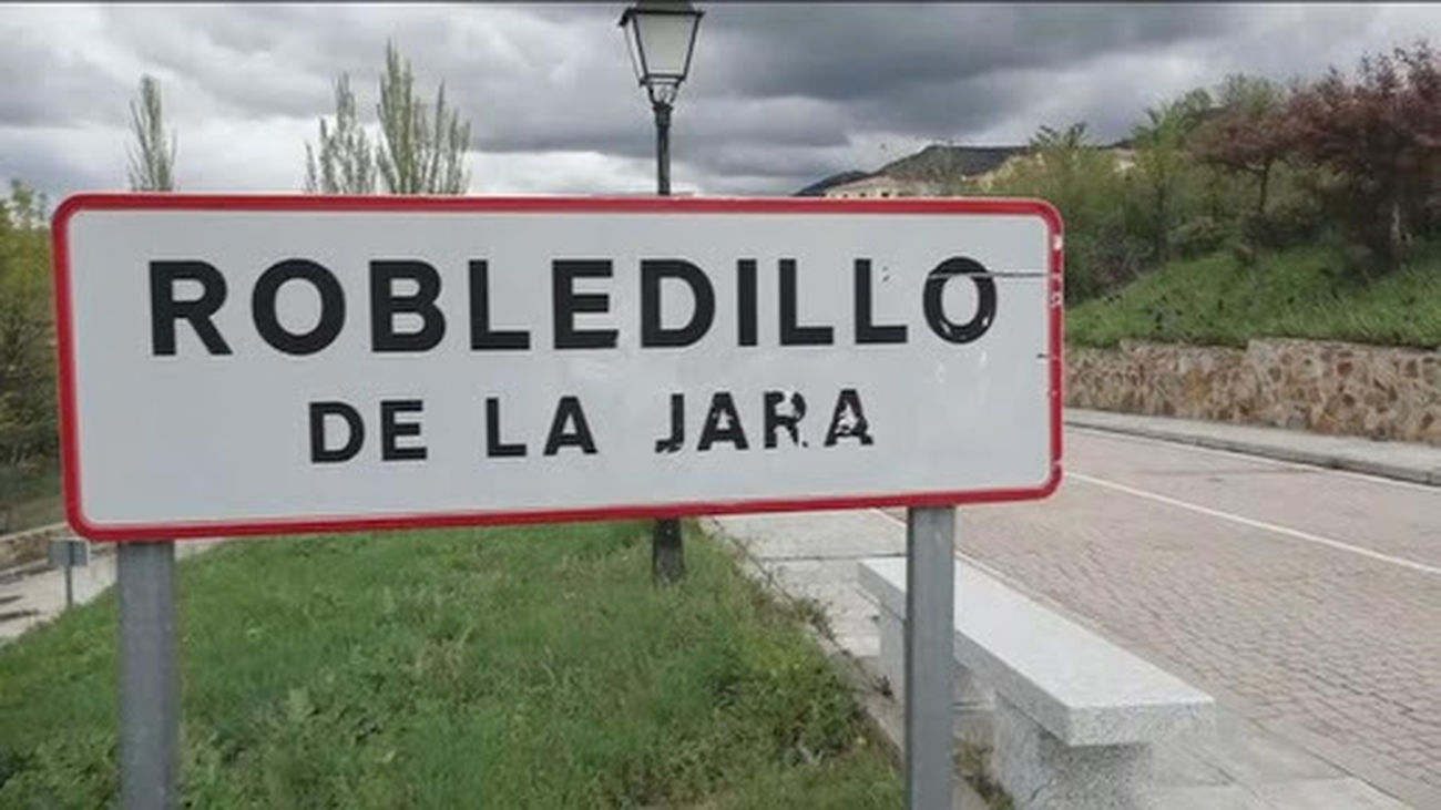 Cartel a la entrada de Robledillo de la Jara