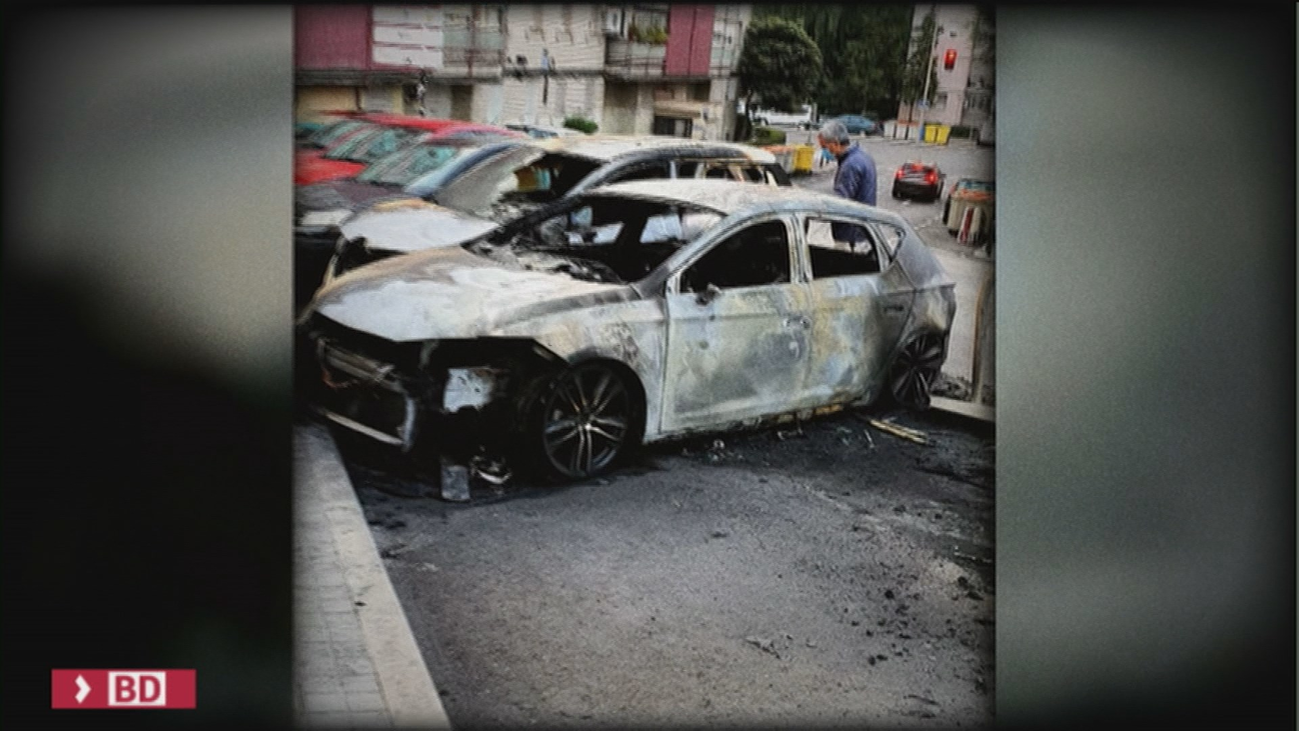 Varios coches quemados en Lucero tras arder algunos contenedores que estaban al lado