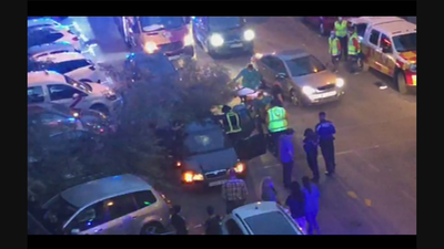 Un árbol cae sobre un coche en el barrio del Pilar de Madrid