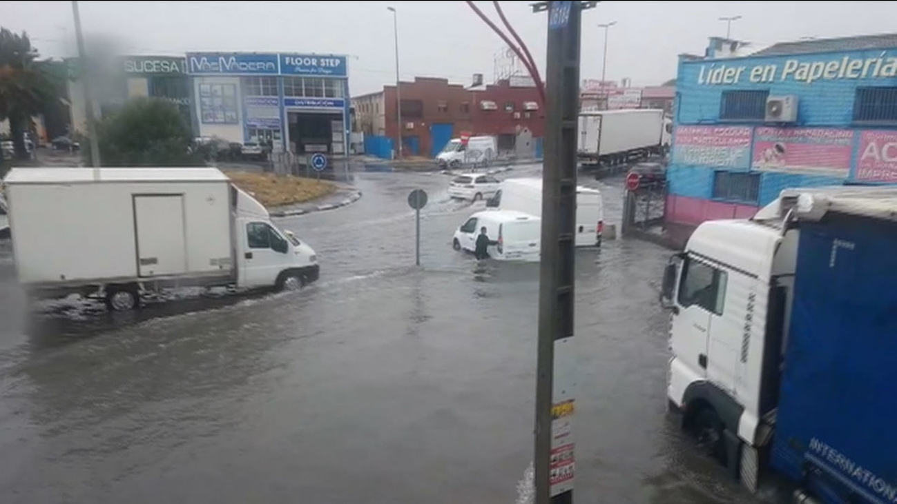 Más de 80 salidas de los bomberos en una mañana de viento, frío y lluvia en Madrid