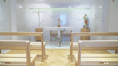 La increíble 'casa del altar' en donde vive una pareja con sus 9 hijos