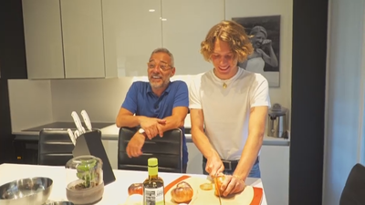 El presentador Goyo González nos abre las puertas de su casa con vistas al 'skyline' de Barajas