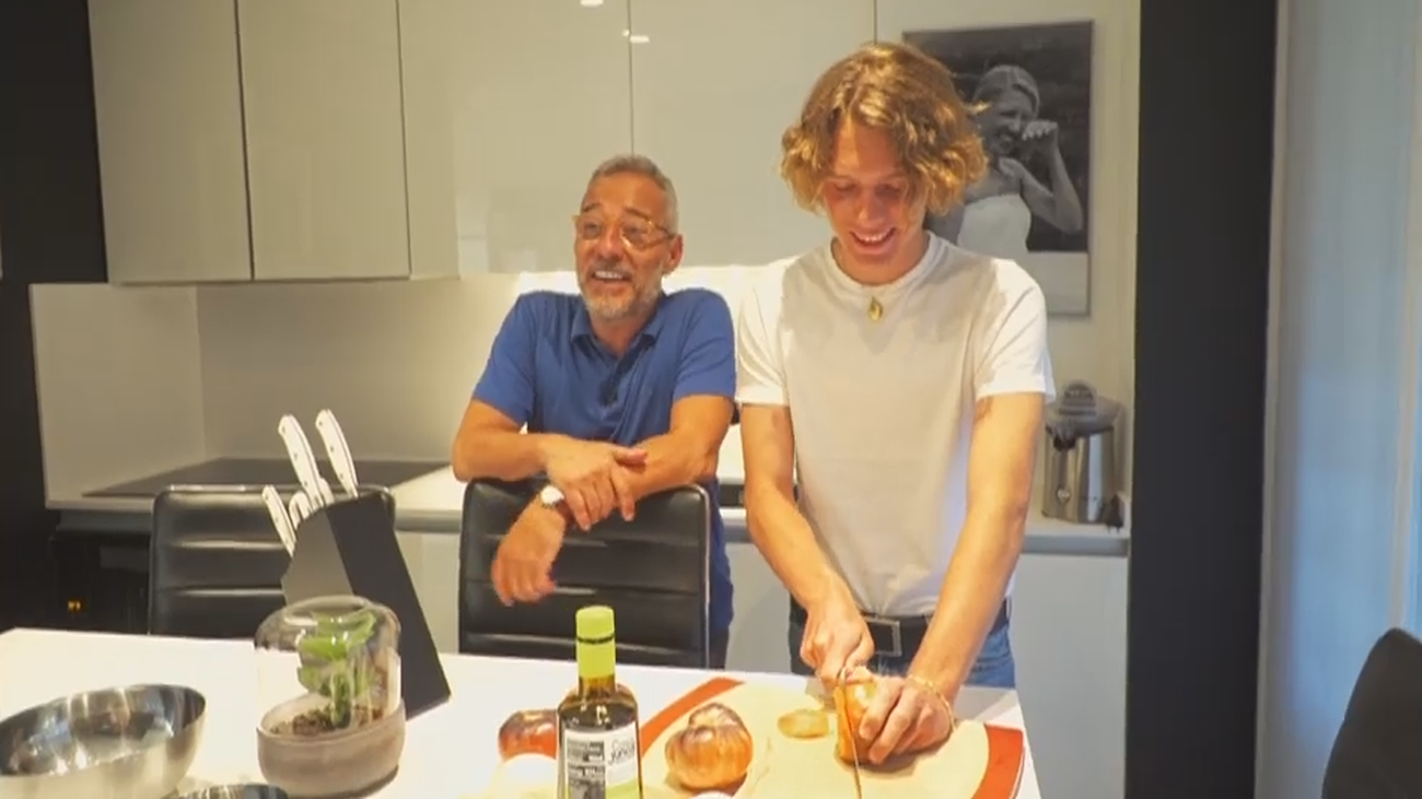 El presentador Goyo González nos abre las puertas de su casa con vistas al 'skyline' de Barajas