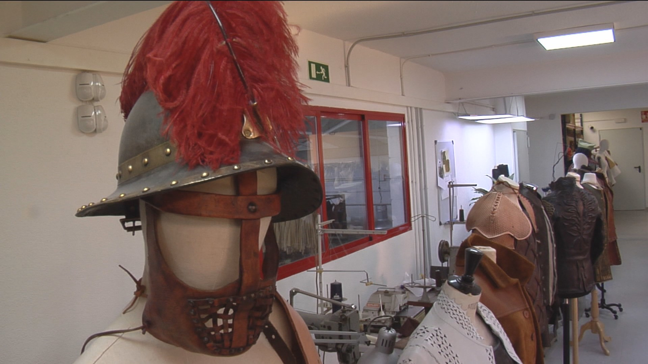 Descubrimos la fábrica donde sale el vestuario de muchas películas y series