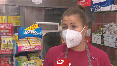 Empleados de pequeños comercios se ven en la calle con las nuevas restricciones