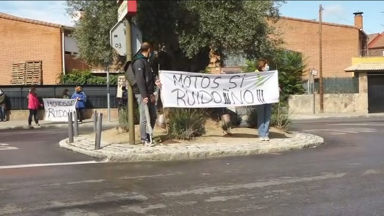 Los vecinos de Robledo de Chavela, Zarzalejo y Fresnedillas protestan contra las motos
