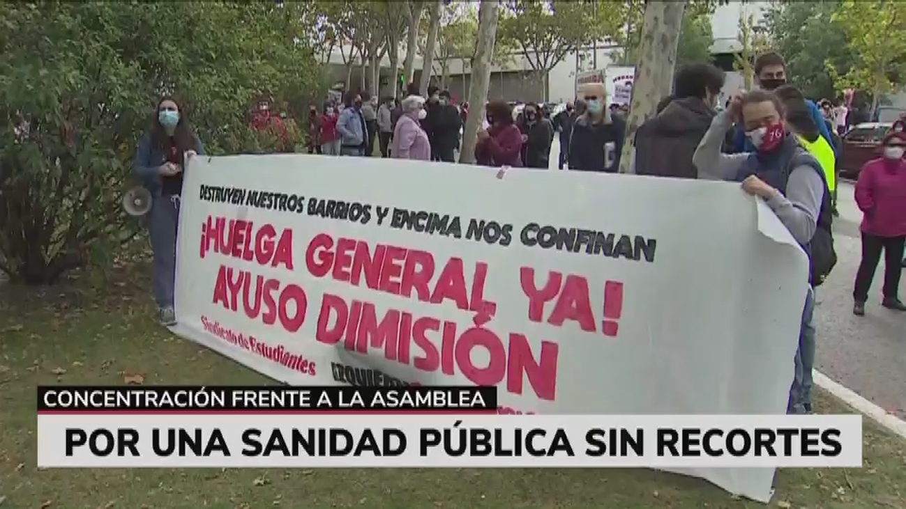 Colectivos ciudadanos defienden la sanidad pública frente a la Asamblea de Madrid