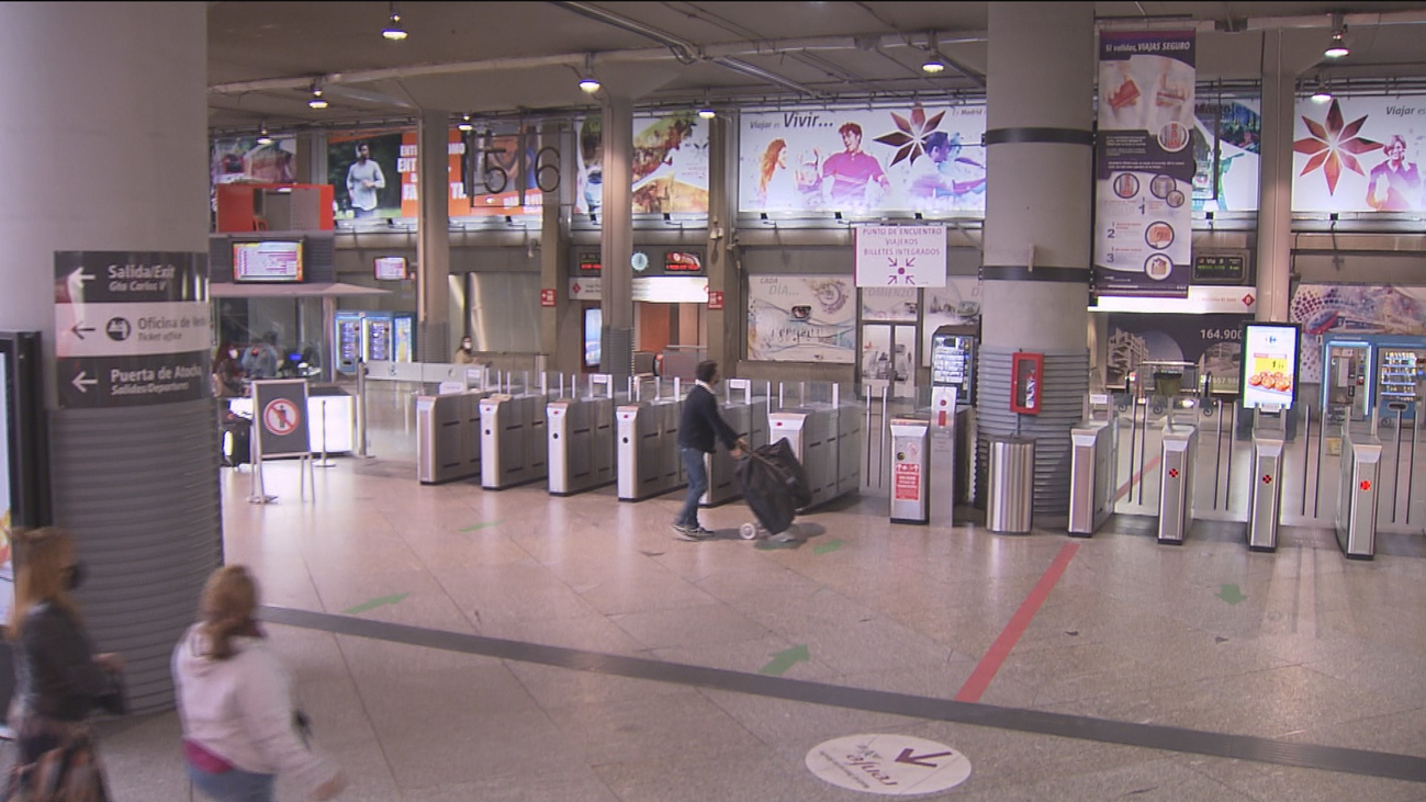Nadie controla las salidas de Madrid en la estación de Atocha pese a las restricciones