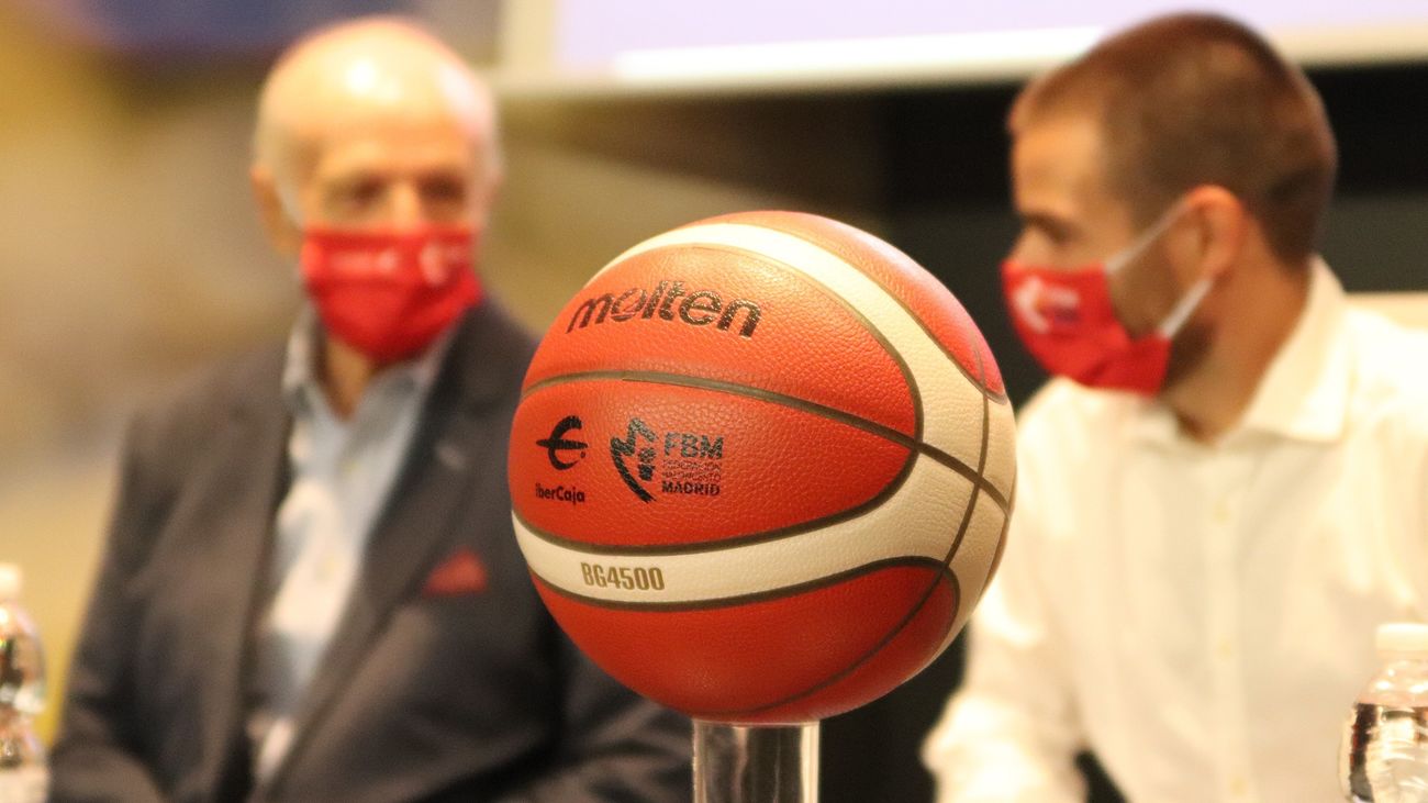 Balón con el que se disputan las competiciones de baloncesto en Madrid