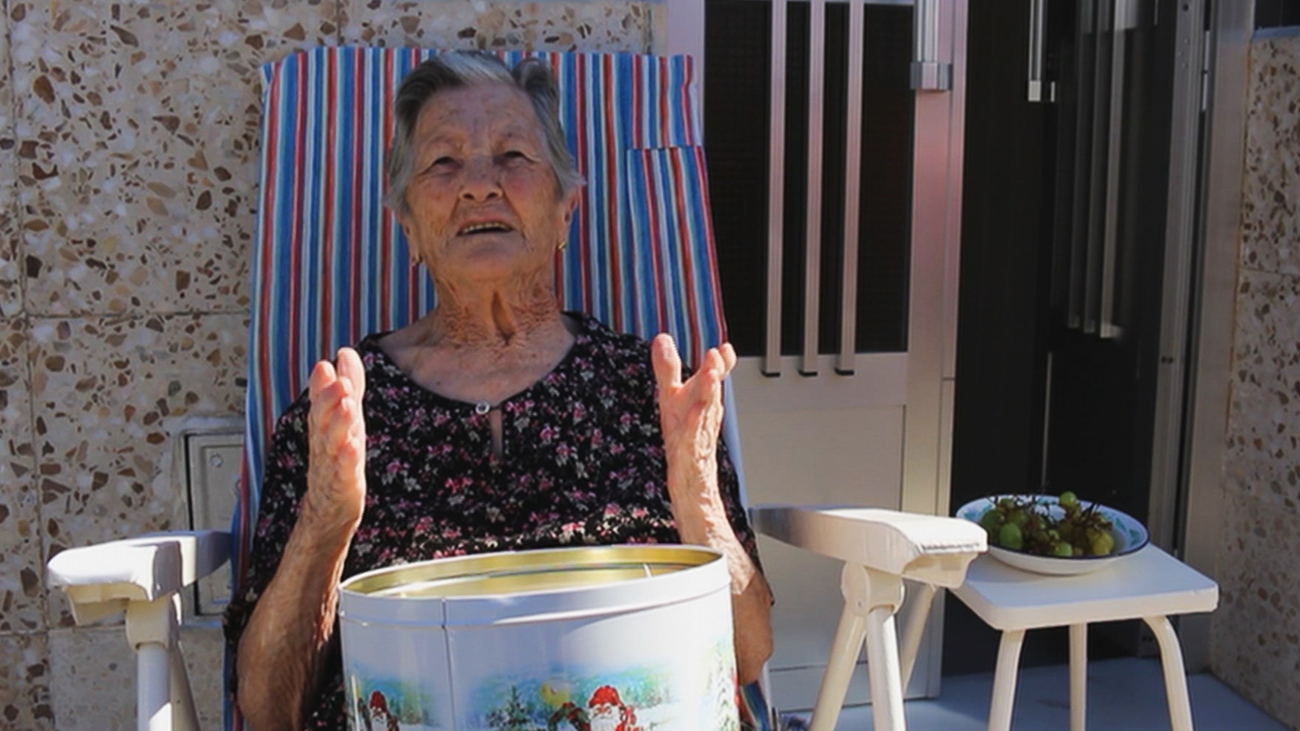 Una abuela de 88 años se graba en vídeo para ayudar a su nieto a buscar trabajo