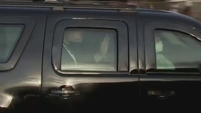 Trump pasea en coche por las inmediaciones del hospital donde está ingresado para saludar a sus seguidores
