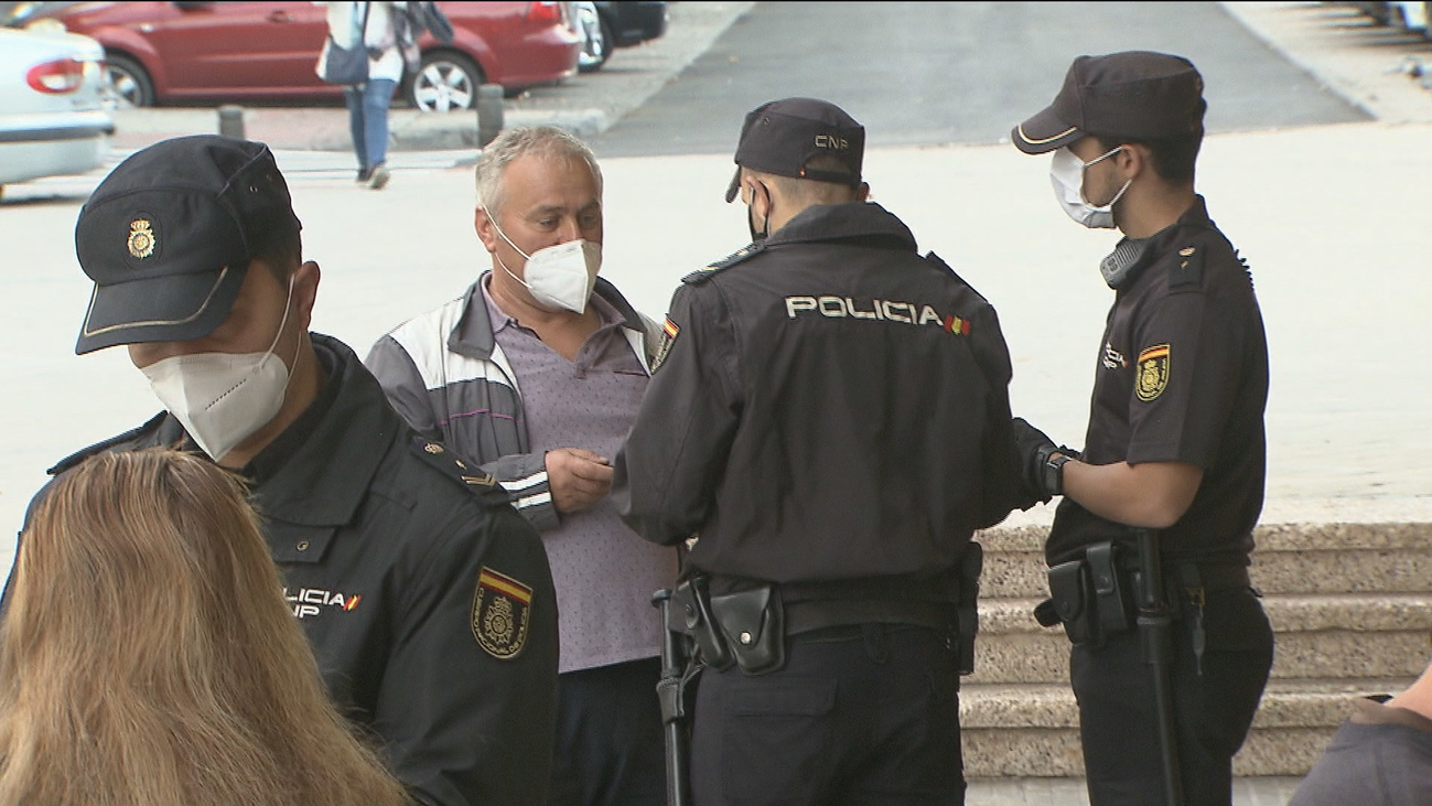 Unos 1.200 policías refuerzan los controles en el primer día laborable con restricciones en Madrid