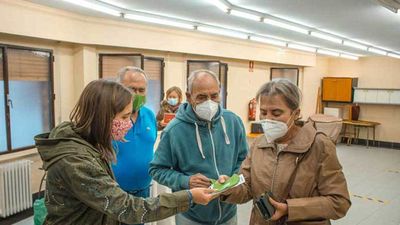 Manzanares el Real comienza el reparto de mascarillas a los mayores de la localidad