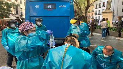 Una mujer herida grave al ser atropellada por un autobús en Tirso de Molina