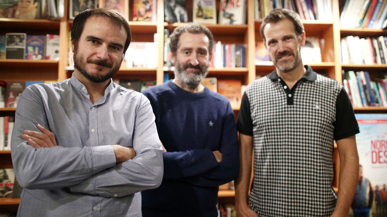 Aitor Arregi, Jon Garaño (directores) y José Mari Goenaga, director y guionista de 'La Trinchera Infinita', en la librería Ocho y Medio de Madrid