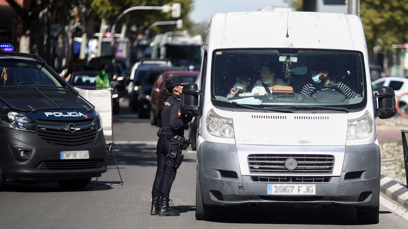 Una agente de la Policía Nacional controla los accesos da Madrid durante las restricciones impuestas por el coronavirus