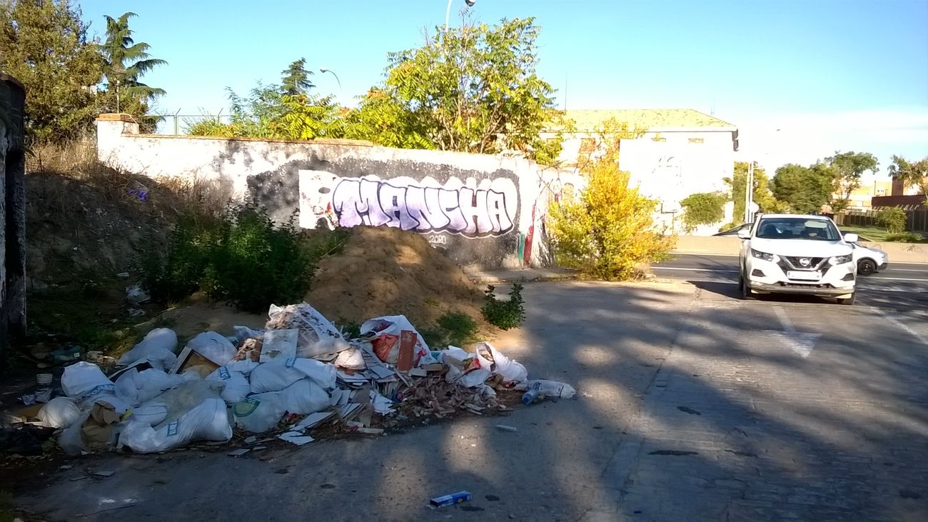 Vertidos ilegales en la calle Villadiego de Madrid