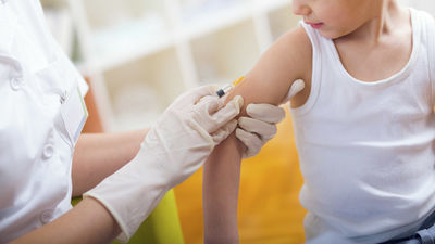 Los pediatras recomiendan este año vacunarse de la gripe a todos los niños, pero "va a haber problemas de stock"