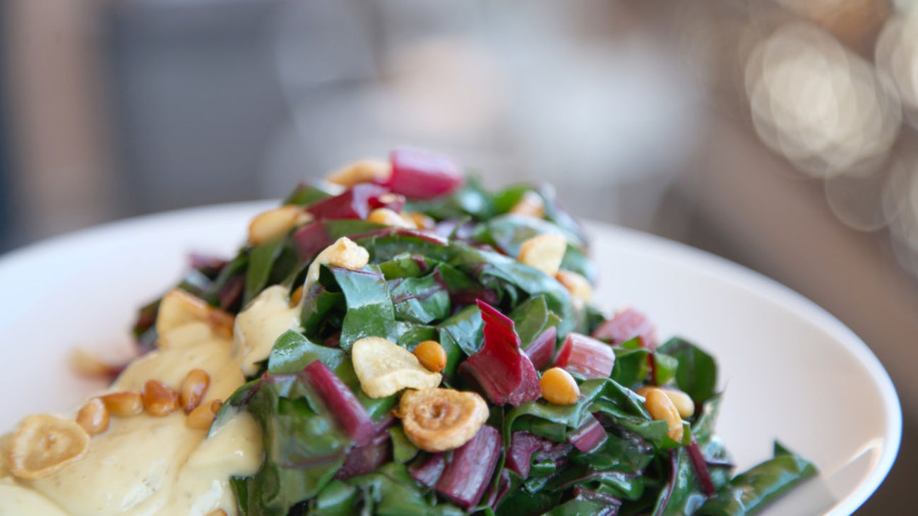 Cocina creativa: Acelgas rojas con salsa tártara y tarta pascualina