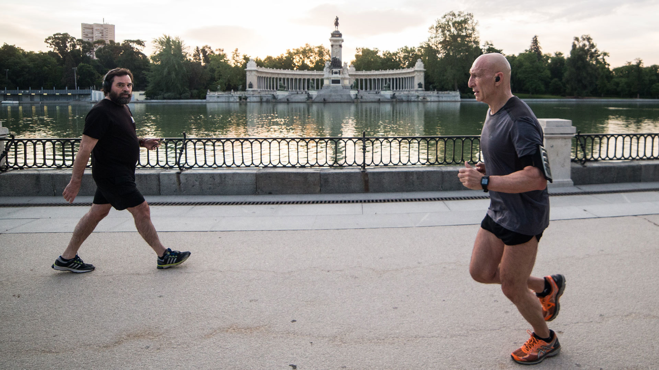 Razones por las que los corredores deberían usar mascarilla y por las que hay que evitar hablar en el metro