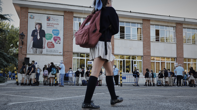 Las mochilas de los niños se cargan aún más de peso
