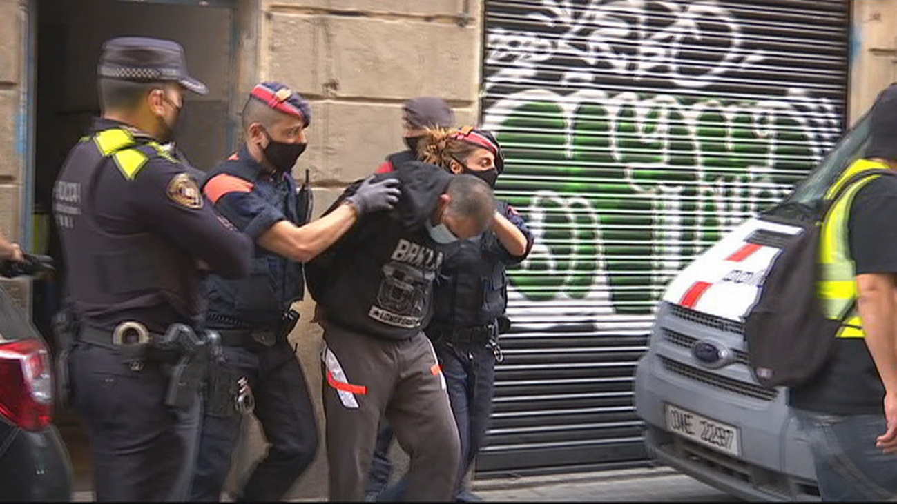 Golpe policial con 61 detenidos a la venta de droga en el Raval (Barcelona)