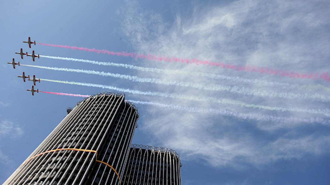 Aviones de la Patrulla Águila sobrevolando Madrid