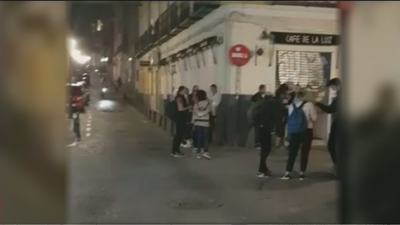 Vecinos de la calle Barco, indignados al ver a muchas personas sin respetar las normas antiCovid