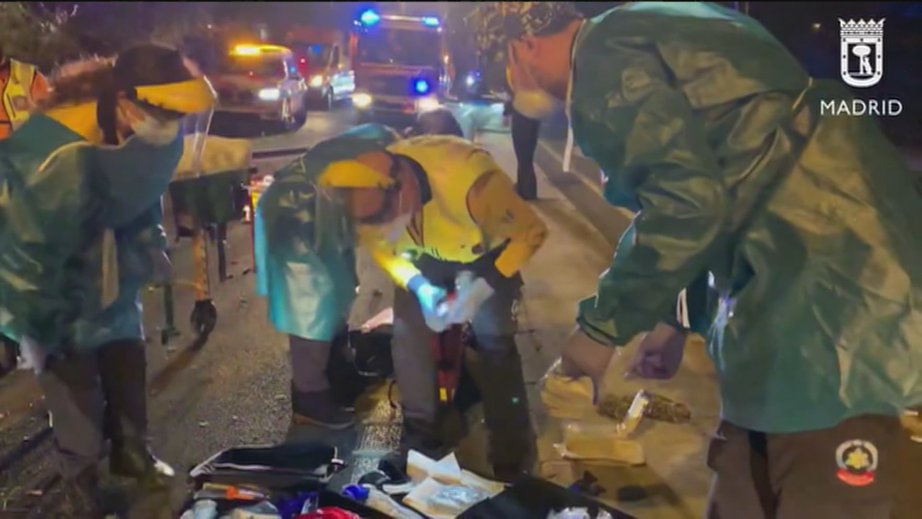 Dos heridos, uno de ellos grave, tras salirse de la vía y arrancar una farola en la Avenida Cardenal Herrera Oria