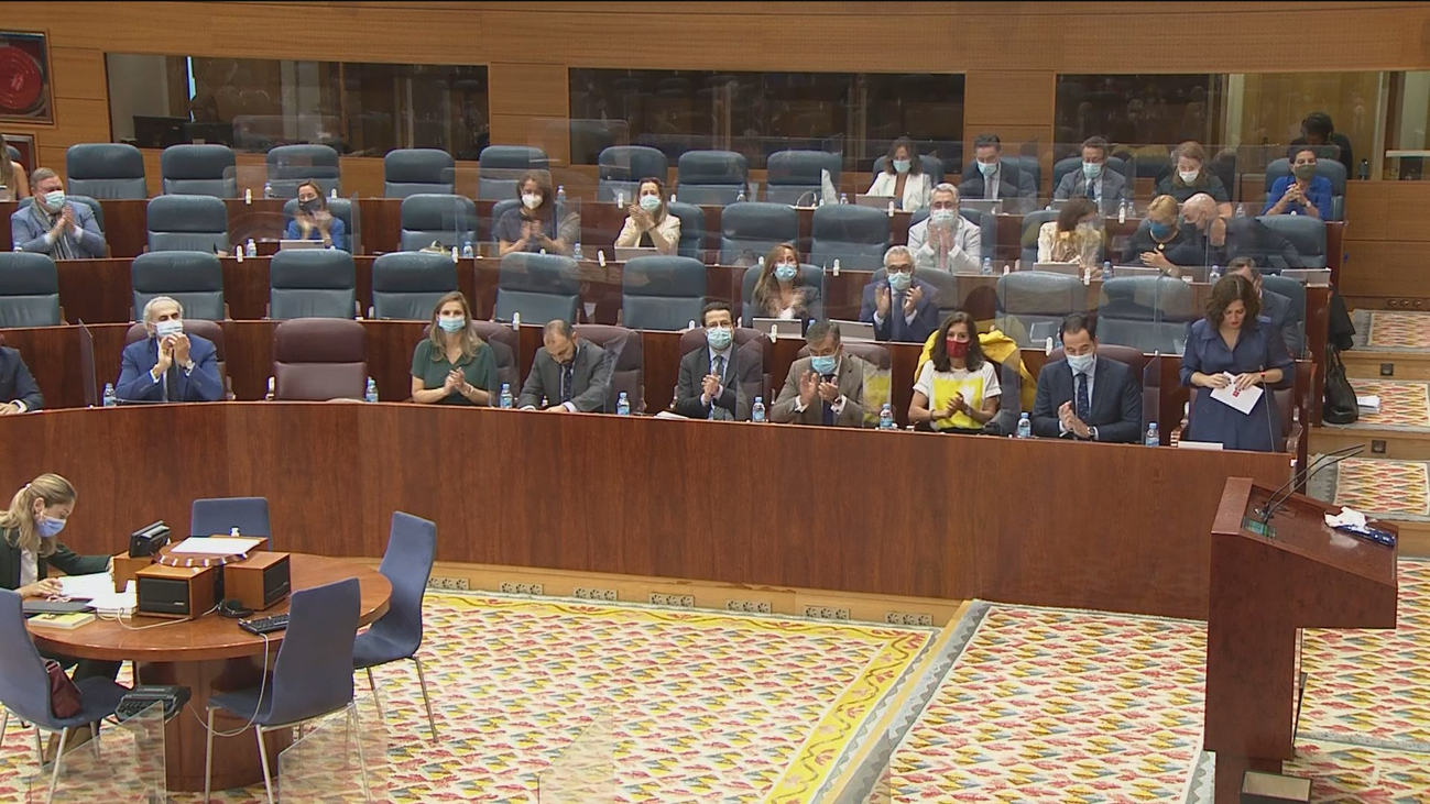 Ayuso tiende en la Asamblea de Madrid la mano a Sánchez, en medio de los reproches de la oposición