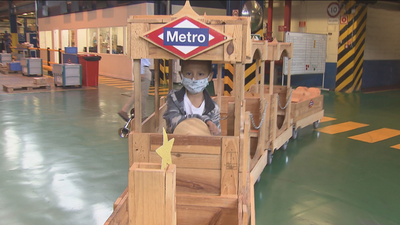 Enmanuel, con 5 años y enfermo, cumple su sueño con Metro de Madrid
