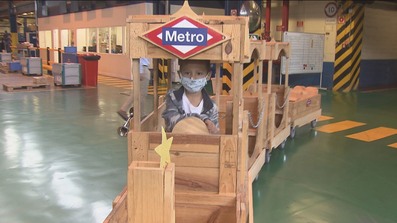 Enmanuel, con 5 años y enfermo, cumple su sueño con Metro de Madrid
