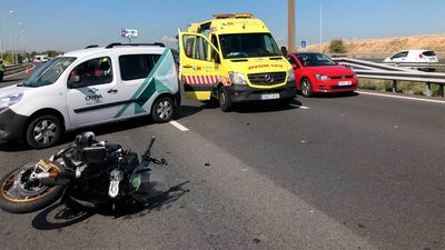 Un motorista grave al colisionar con un camión en la M-40