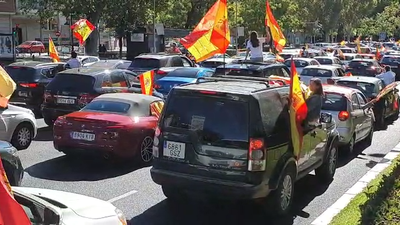 Cientos de coches se suman a la marcha convocada por Vox en Madrid contra el estado de alarma