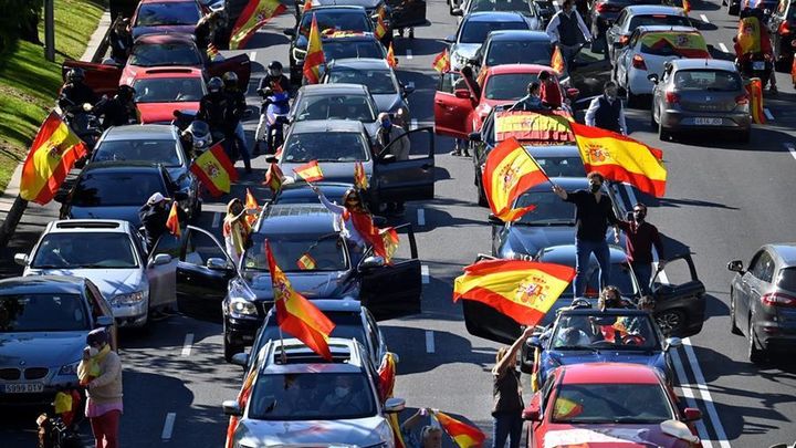 Cientos de coches en la marcha convocada por Vox contra el estado de alarma / EFE