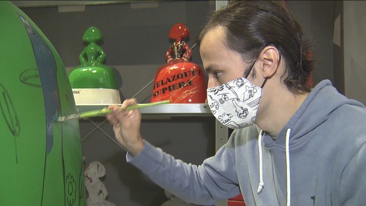 Pintando una de las meninas que estarán en las calles de Madrid / TELEMADRID