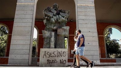 Vandalizan la estatua de Indalecio Prieto en Madrid con pintadas de 'asesino'