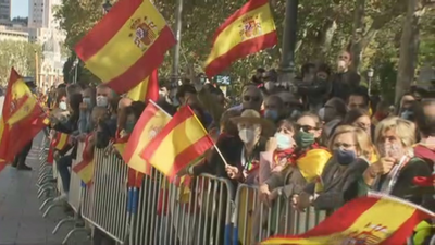 Cientos de personas se acercan al Palacio Real con ganas de celebración y algo de crispación
