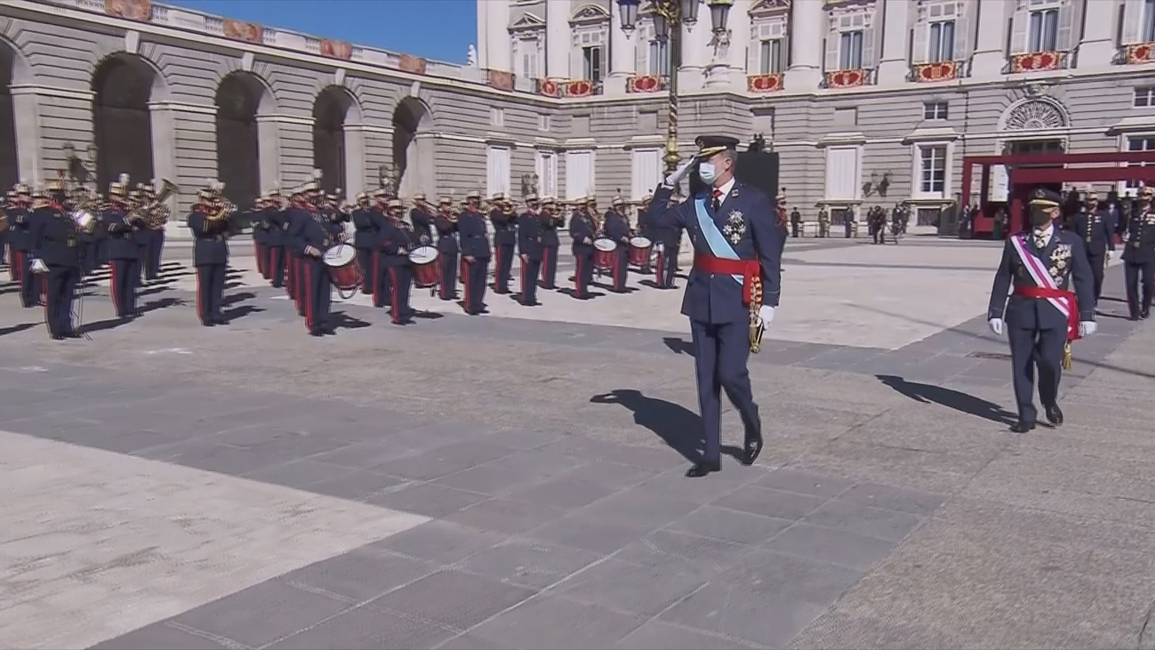 El rey pasa revista a las unidades militares presentes en el Palacio Real por el Día de la Fiesta Nacional