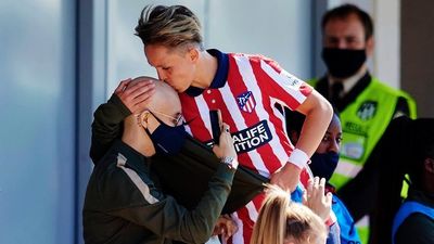 El entrañable beso de Amanda Sampedro a Virginia Torrecilla