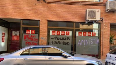 Pintadas contra las sedes de PSOE y PP de Coslada