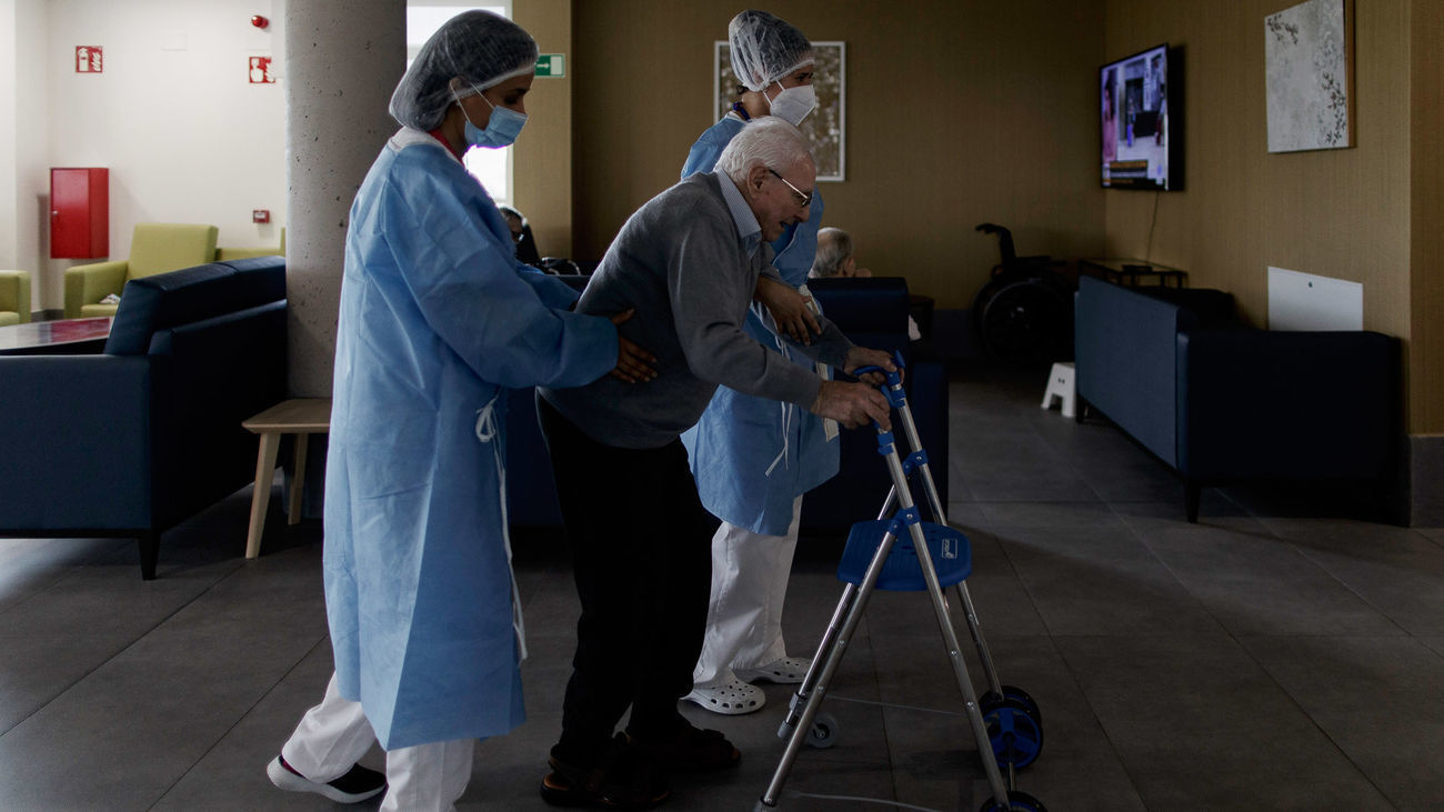 Los contagios aumentan en las residencias de ancianos, que piden más test para evitar "los mismos errores"