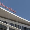 Johnson & Johnson detiene los ensayos de su vacuna Janssen contra la Covid