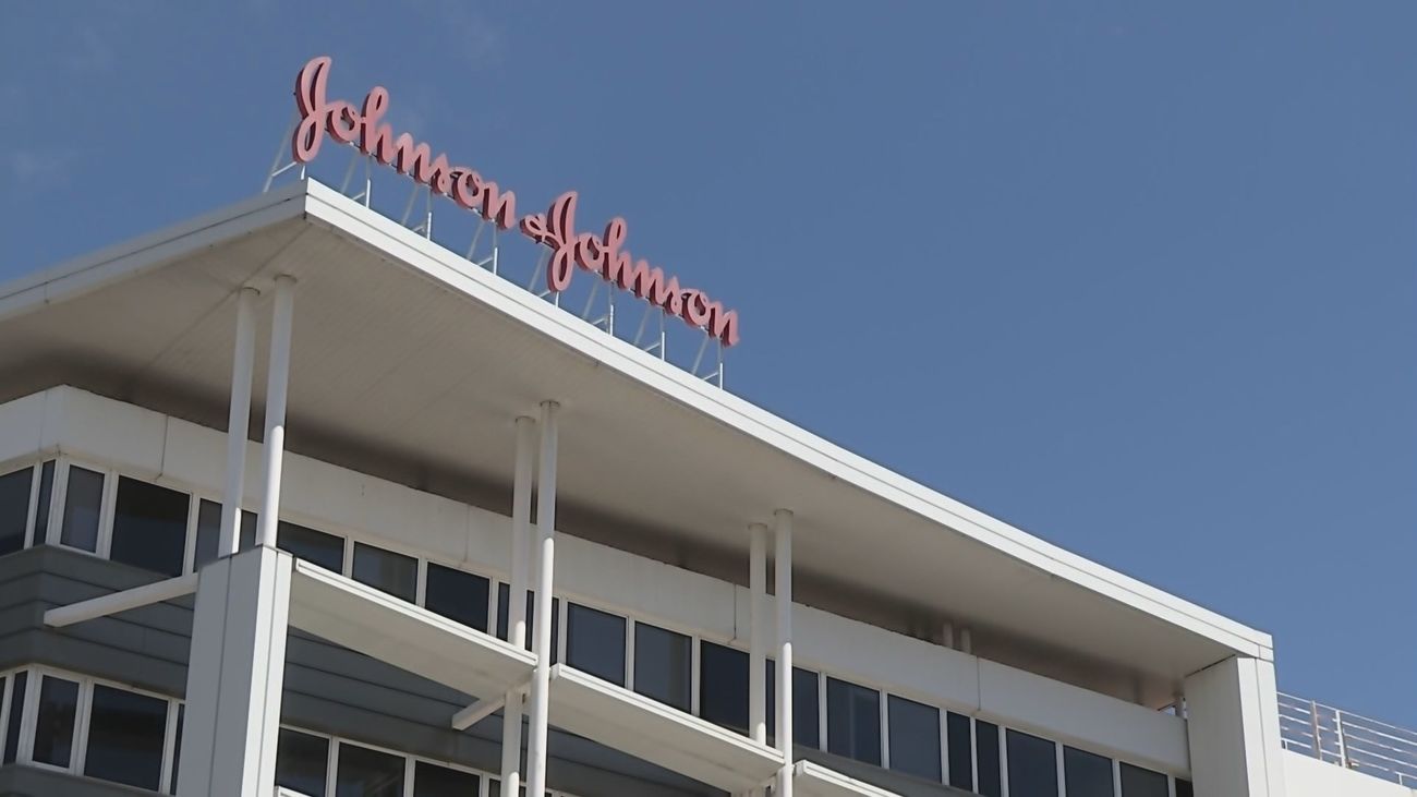Johnson & Johnson detiene los ensayos de su vacuna Janssen contra la Covid