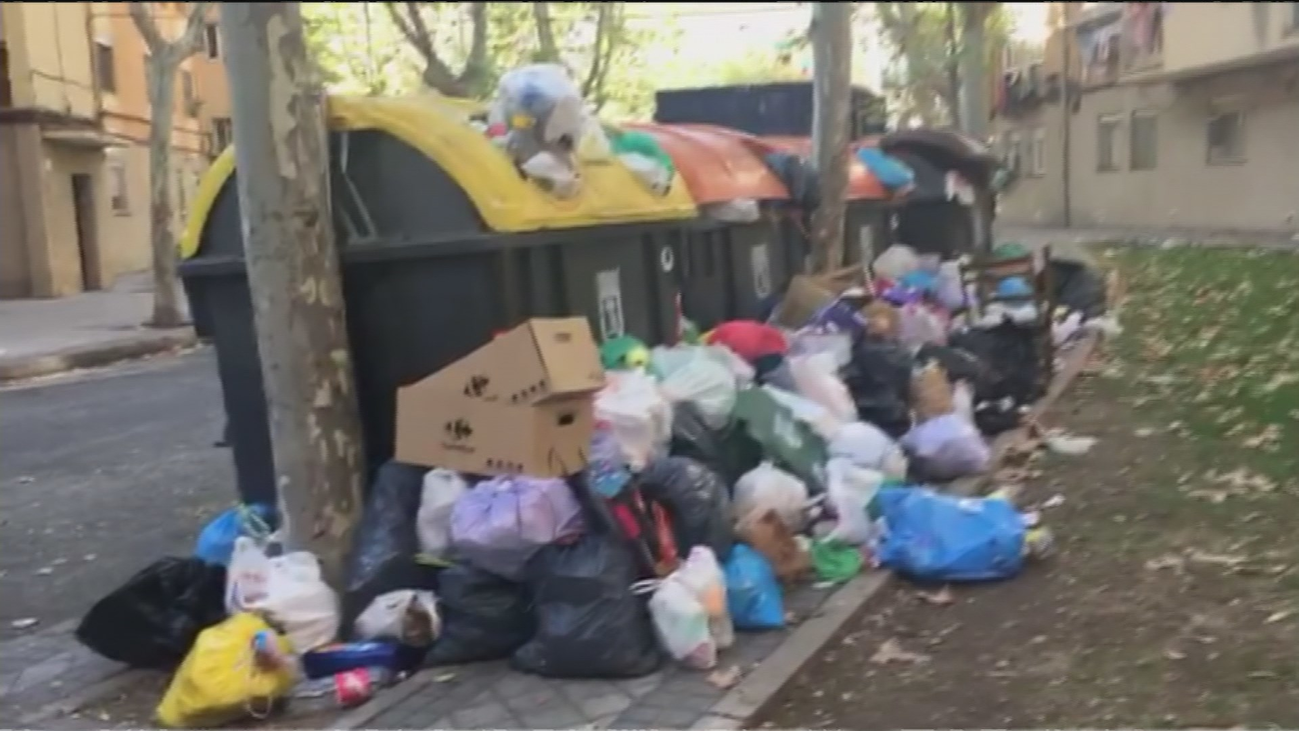 La plaza del Conde de Benavente de Carabanchel se llena de basura