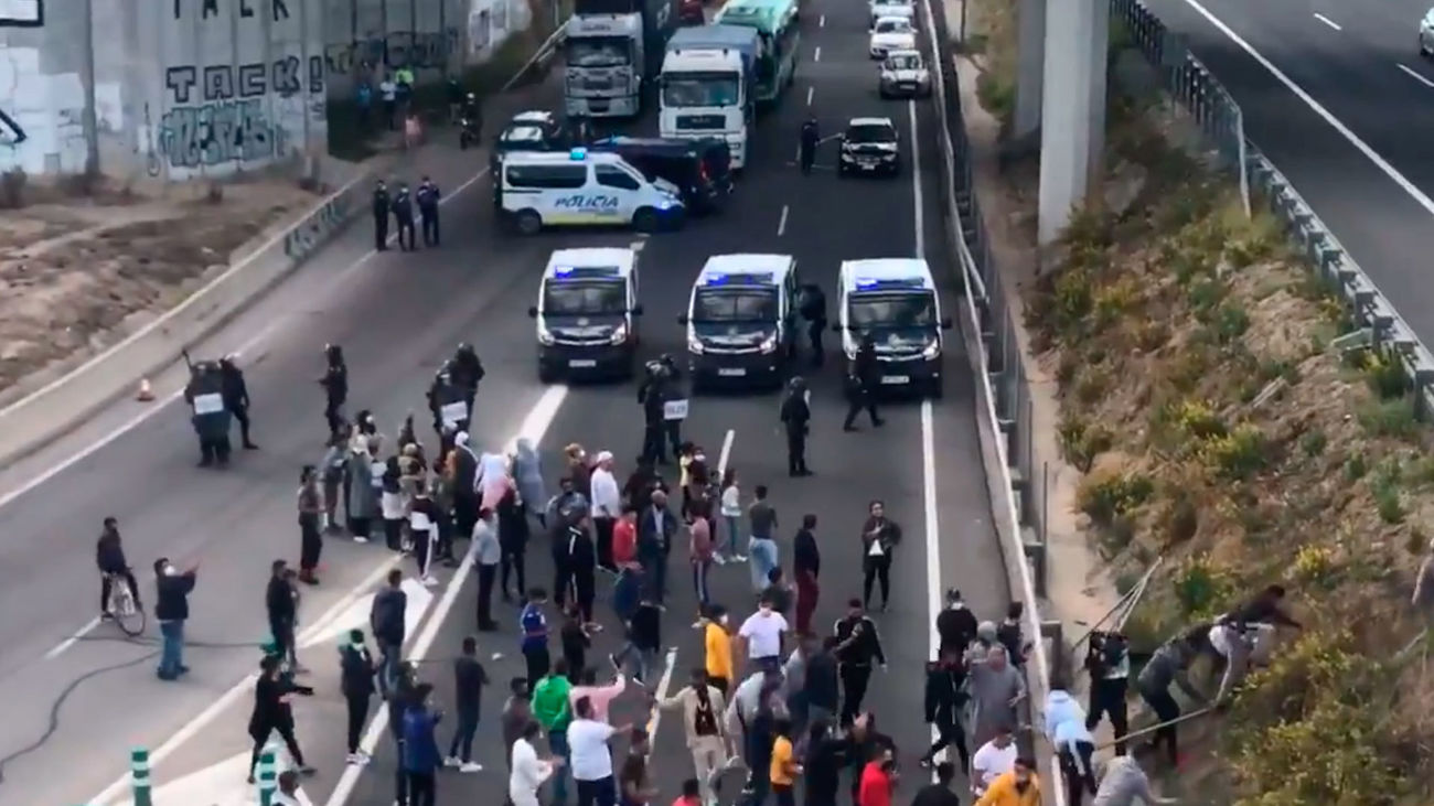 Decenas de personas corta la A-3 a la altura de la Cañada real