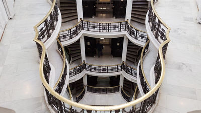 Cinco de las escalinatas de interior más bellas de Madrid