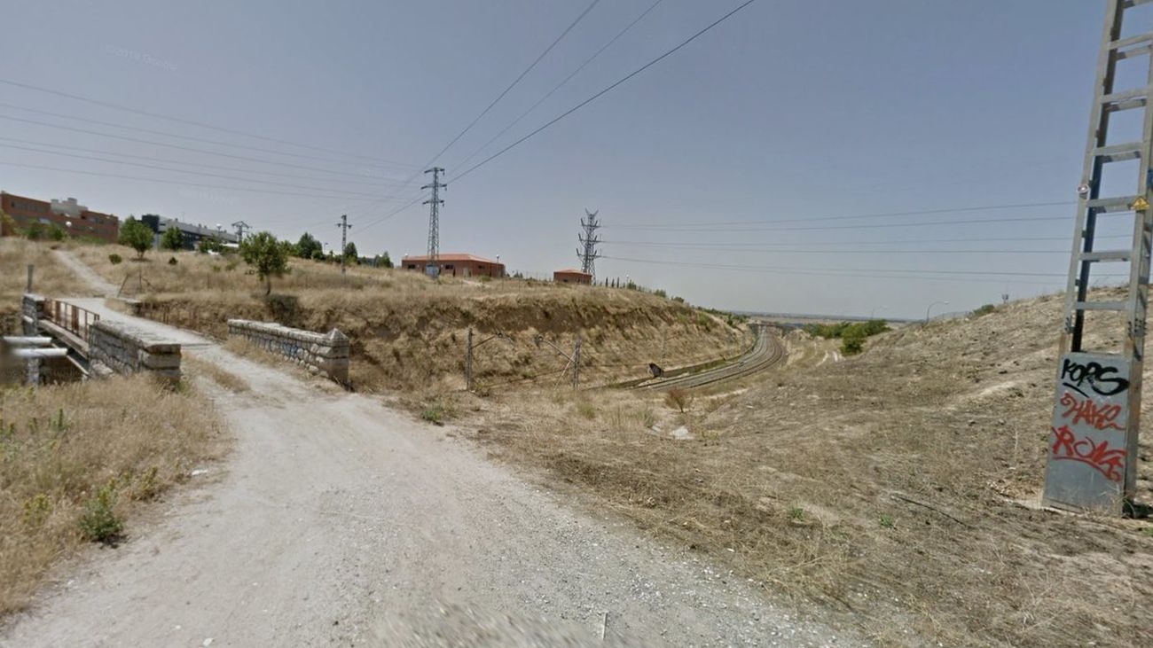 Vecinos de Montecarmelo denuncian un acceso peligroso a las vías del tren